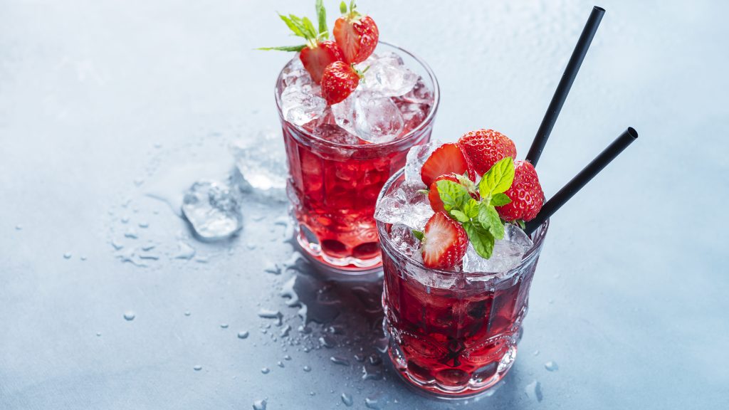 Drinks-do-verão-caipirinha-de-morango-com-tangerina